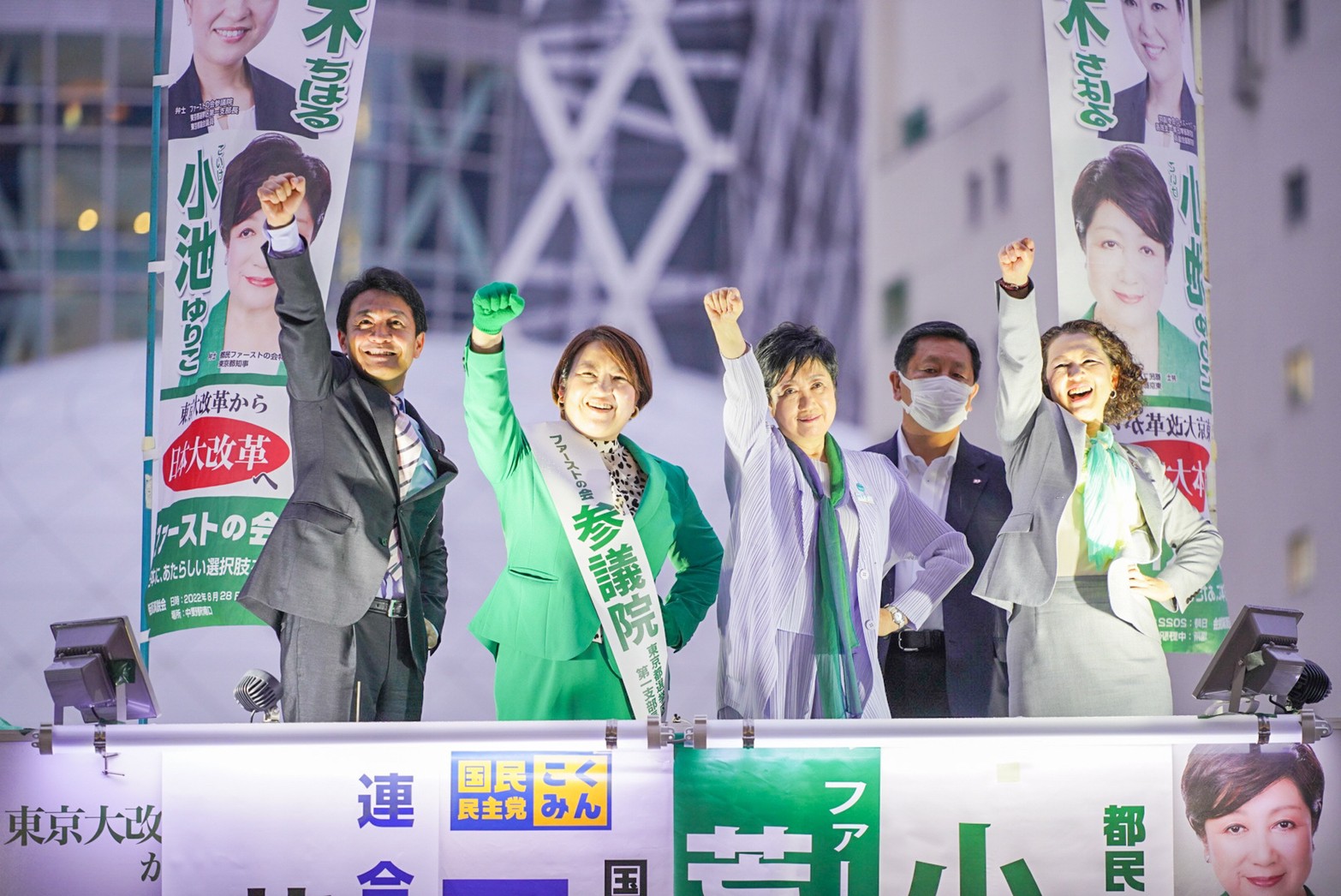 【東京】「日本の経済政策をどうしても変えていきたい」玉木代表が荒木ファーストの会代表の街頭演説会に参加