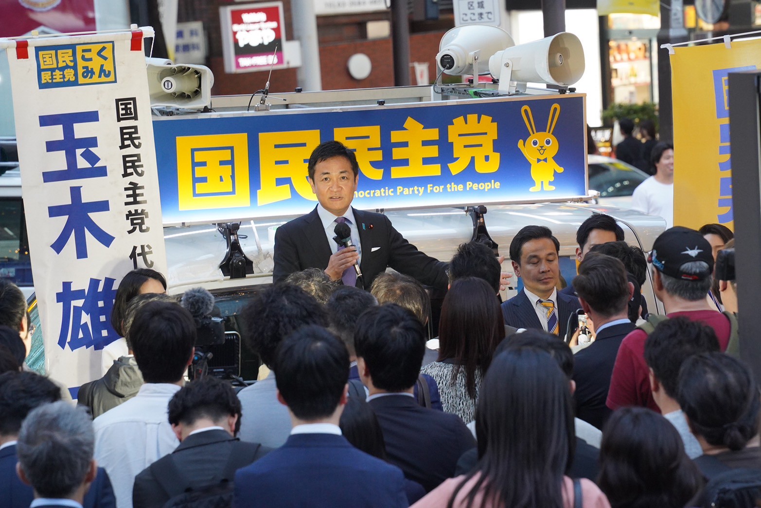 【東京】「皆さんと一緒に、誰も見たことがない未来を先取りする解決策をつくっていきたい」玉木代表が赤坂Bizタワー前で街頭演説